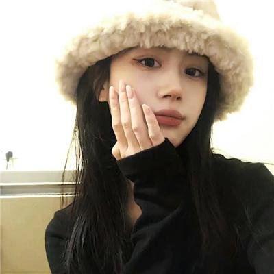 她在这里